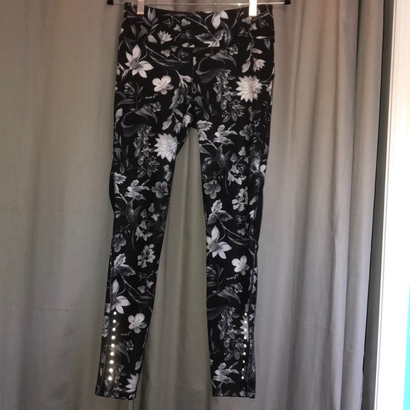 Black and white athletic leggings - Picture 1 of 3